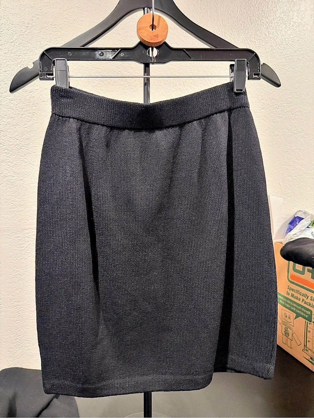 St. John Basics Black Santana Knit Elastic Waist Pencil Skirt Size 2 NWT